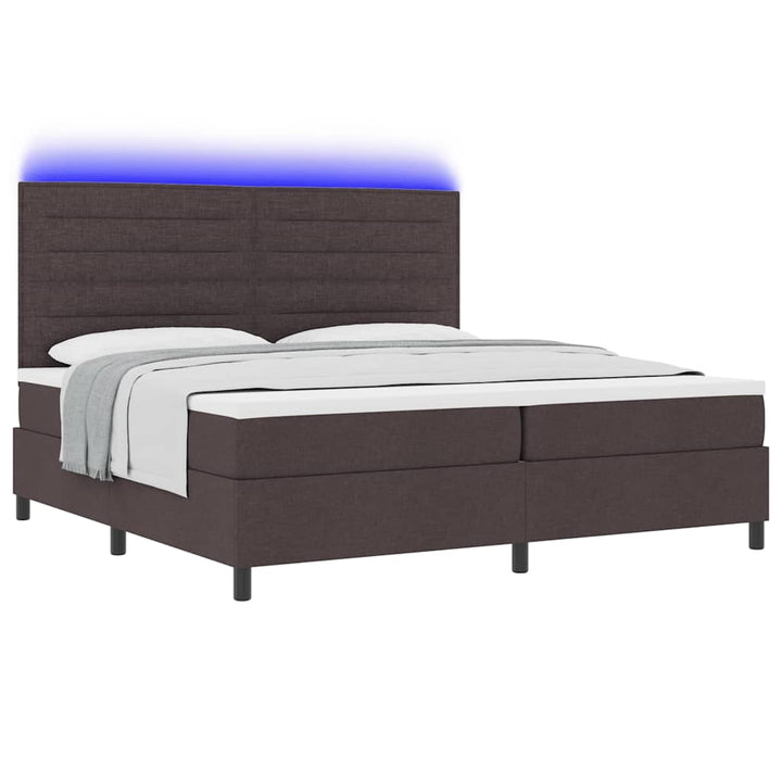 Box spring seng med madras med LED Mørkebrun 200 x 200 cm Stof