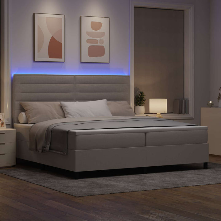 Box spring seng med madras med LED Gråbrun 200 x 200 cm Stof