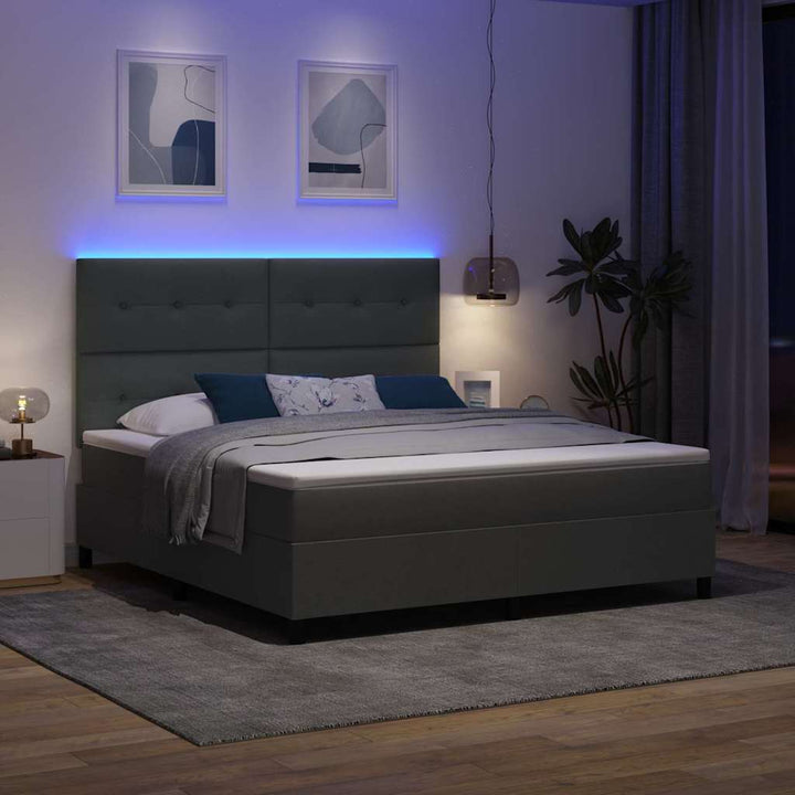 Box spring seng med LED-lysstrimler Mørkegrå 180 x 200 cm Stof