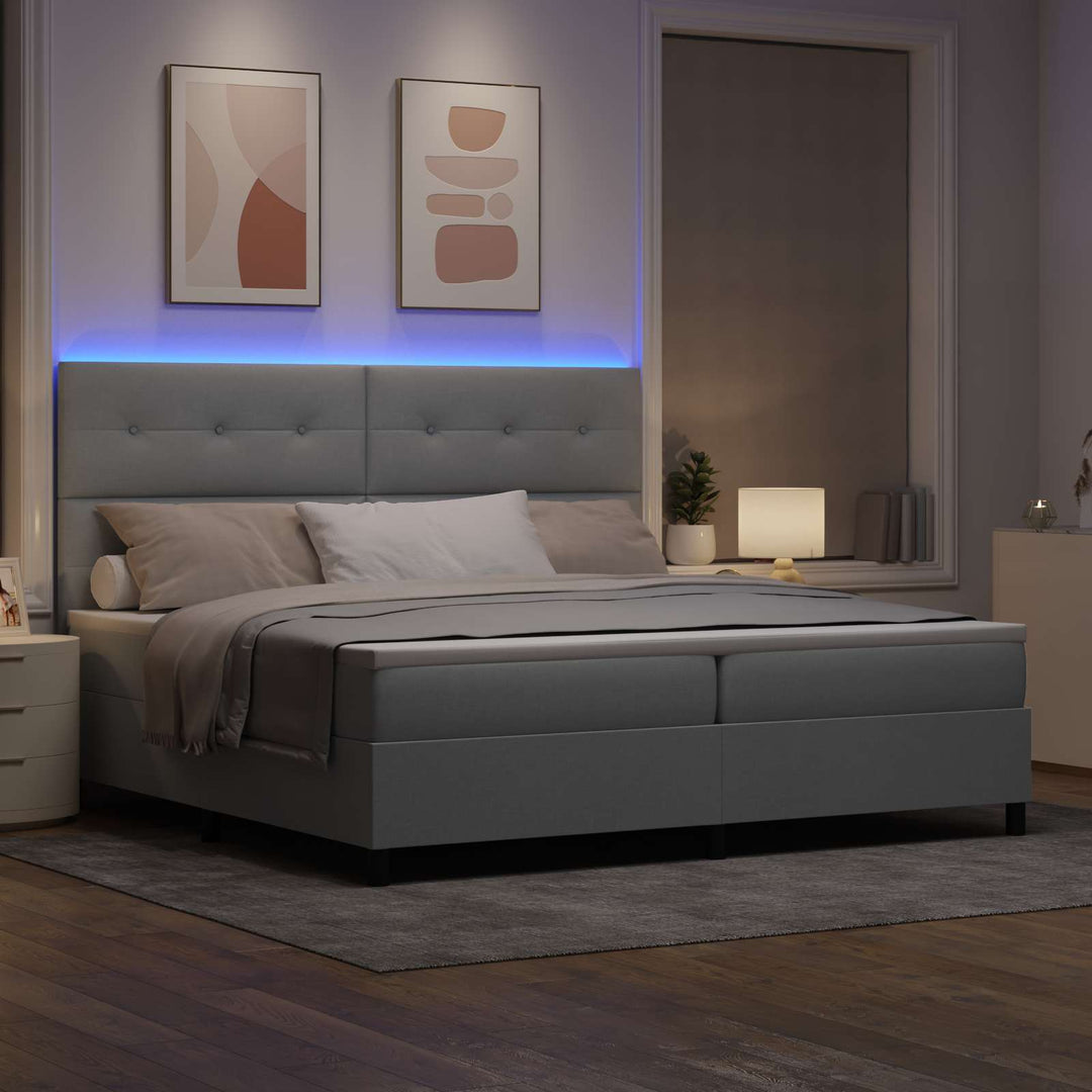 Box spring seng med LED-lysstrimler Lysegrå 200 x 200 cm Stof