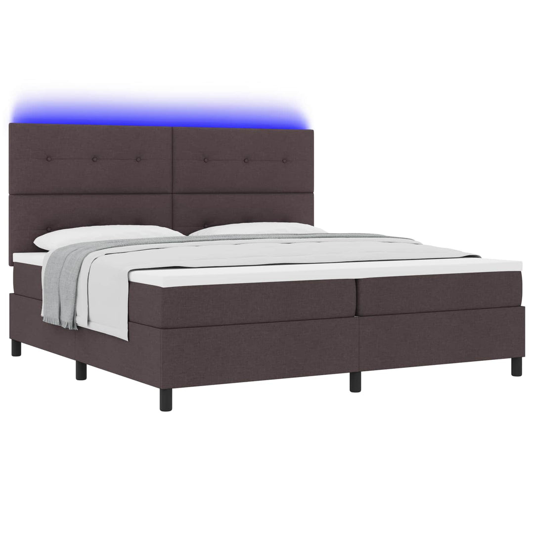 Box spring seng med LED-lysstrimler Mørkebrun 200 x 200 cm Stof