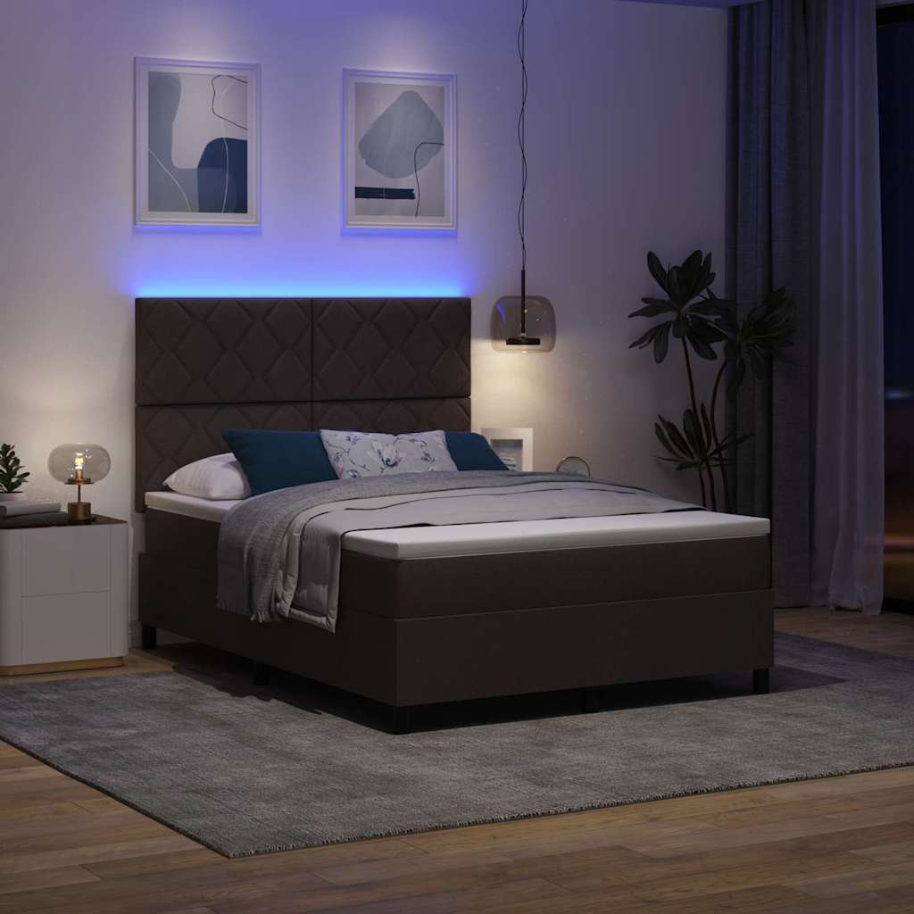 Box spring seng med LED-lysstrimler Mørkebrun 140 x 190 cm Stof