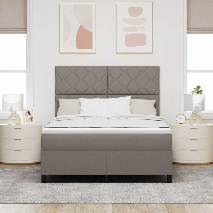 Box spring seng med LED-lysstrimler Gråbrun 140 x 190 cm Stof