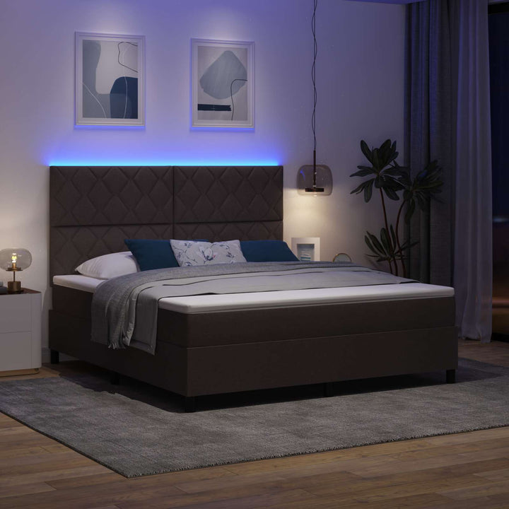 Box spring seng med LED-lysstrimler Mørkebrun 180 x 200 cm Stof