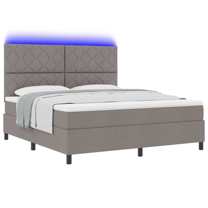 Box spring seng med LED-lysstrimler Gråbrun 180 x 200 cm Stof