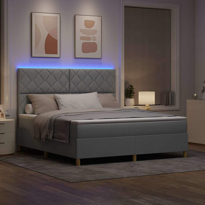 LED Box Spring Bed med hovedgærde Lysegrå 180 x 200 cm Stof