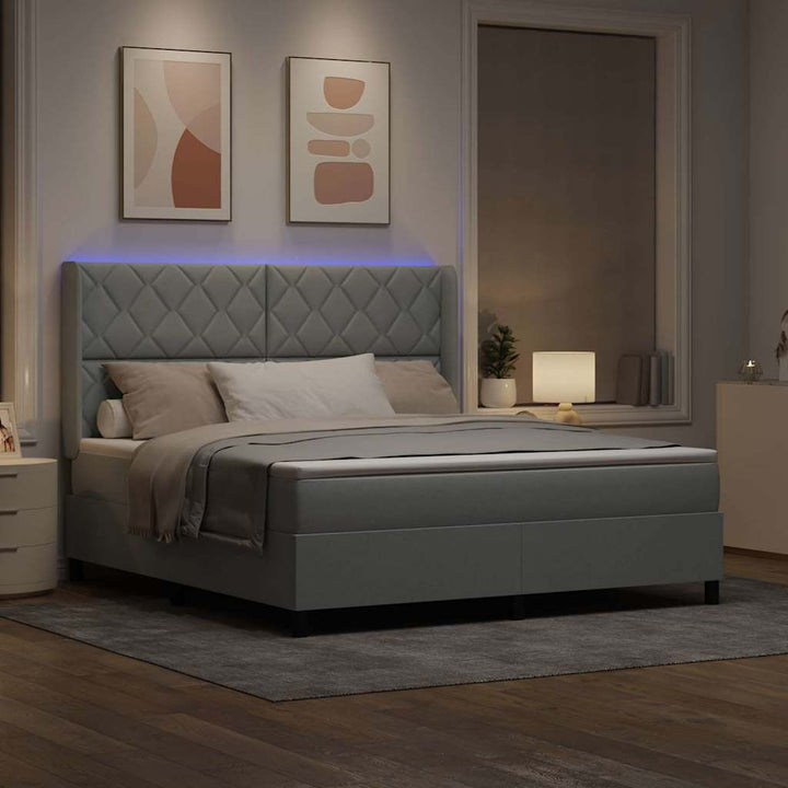 LED Box Spring Bed med hovedgærde Lysegrå 180 x 200 cm Stof