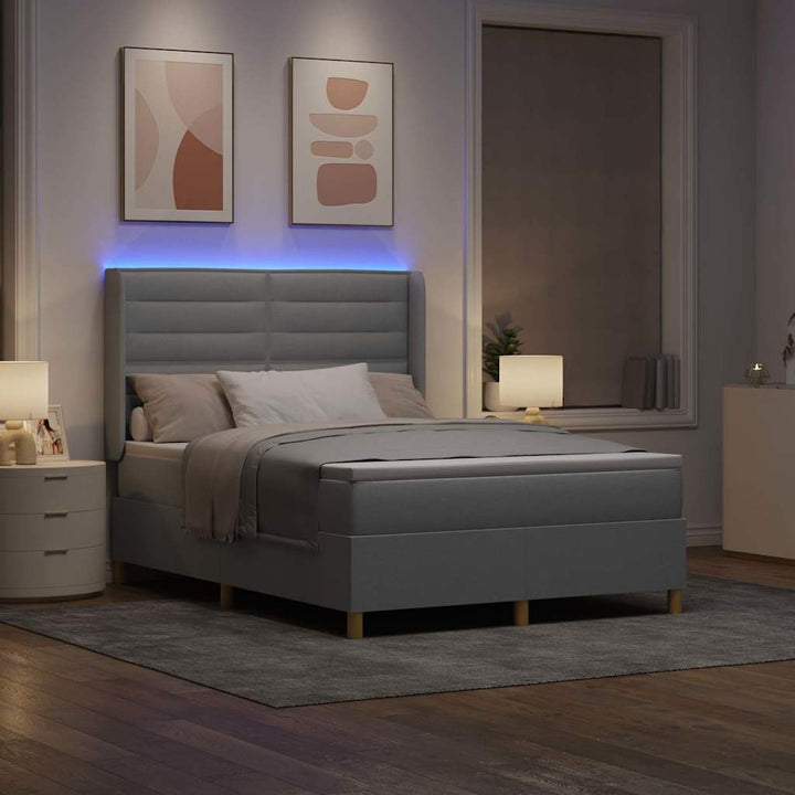 Box spring seng med LED-lysstrimler Lysegrå 140 x 200 cm Stof