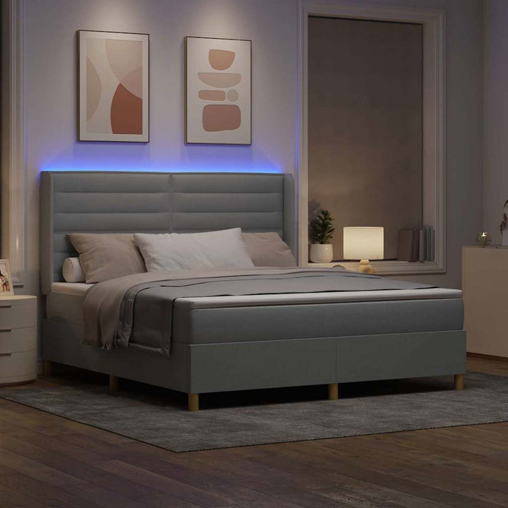 Box spring seng med LED-lysstrimler Lysegrå 180 x 200 cm Stof