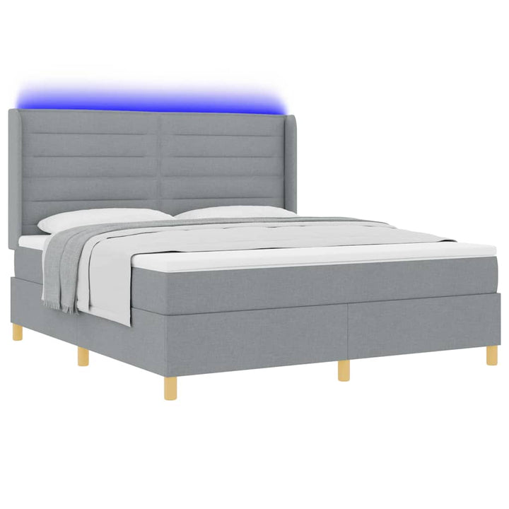 Box spring seng med LED-lysstrimler Lysegrå 180 x 200 cm Stof