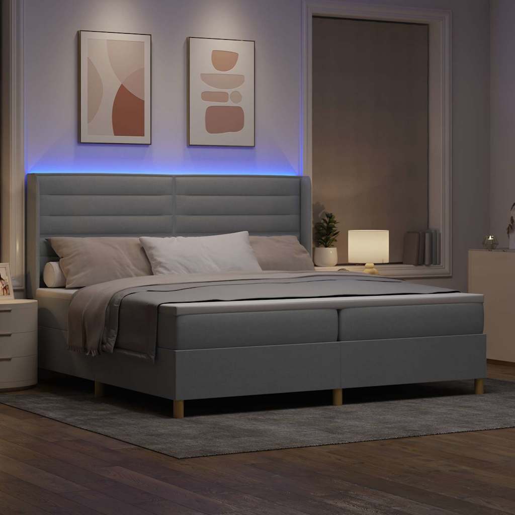 Box spring seng med LED-lysstrimler Lysegrå 200 x 200 cm Stof