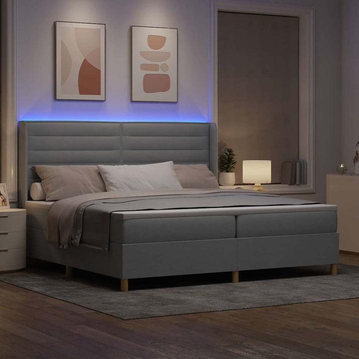 Box spring seng med LED-lysstrimler Lysegrå 200 x 200 cm Stof