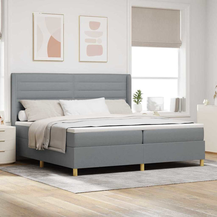 Box spring seng med LED-lysstrimler Lysegrå 200 x 200 cm Stof