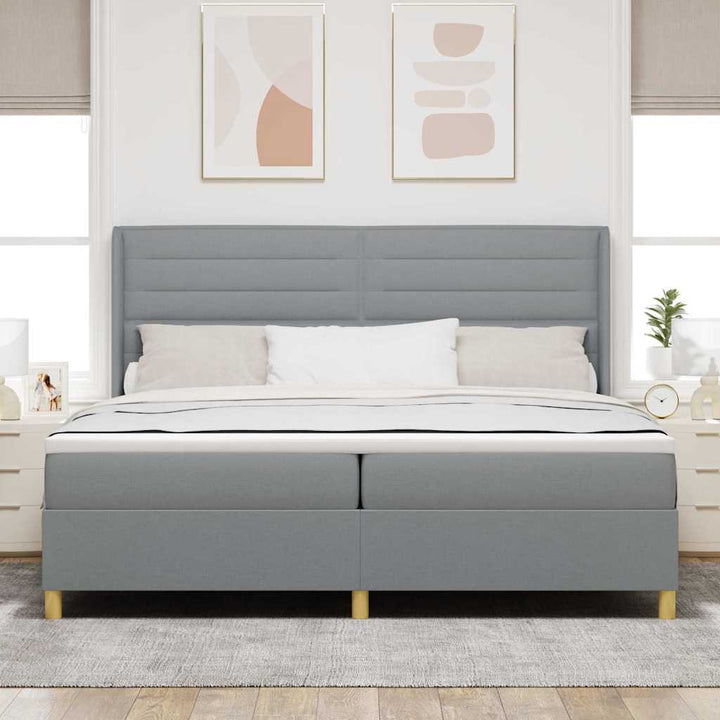Box spring seng med LED-lysstrimler Lysegrå 200 x 200 cm Stof