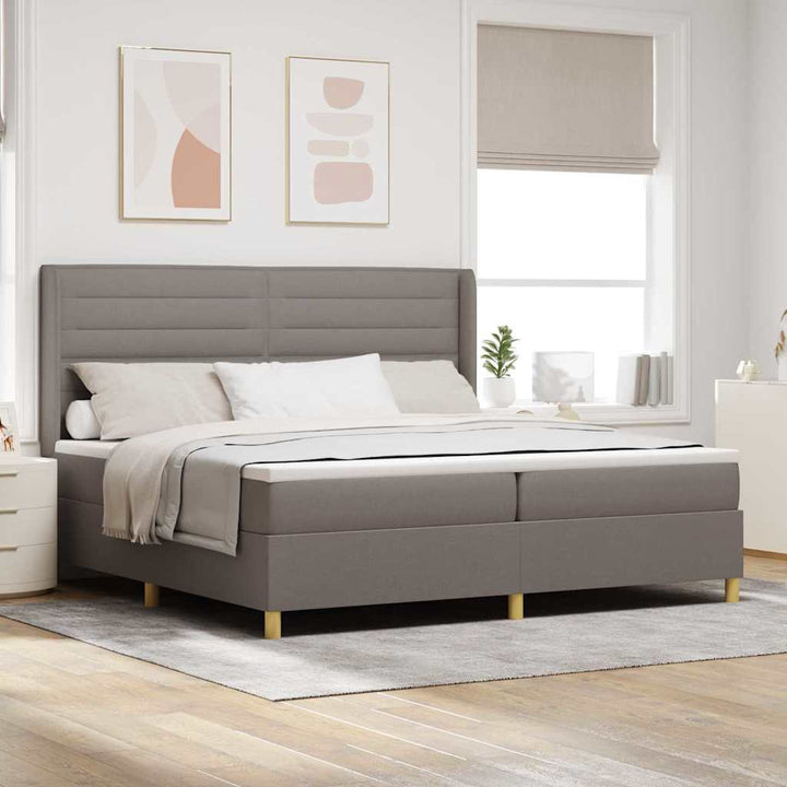 Box spring seng med LED-lysstrimler Gråbrun 200 x 200 cm Stof