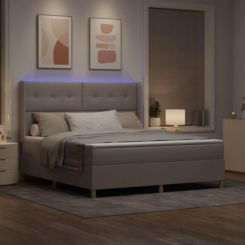 Box spring seng med LED-lysstrimler Gråbrun 180 x 200 cm Stof