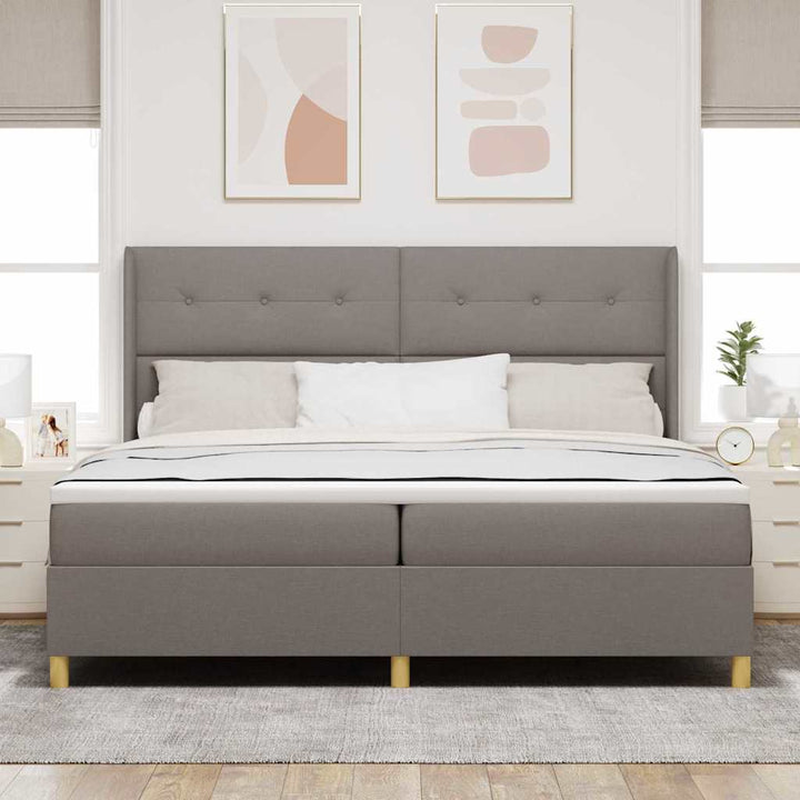 Box spring seng med LED-lysstrimler Gråbrun 200 x 200 cm Stof