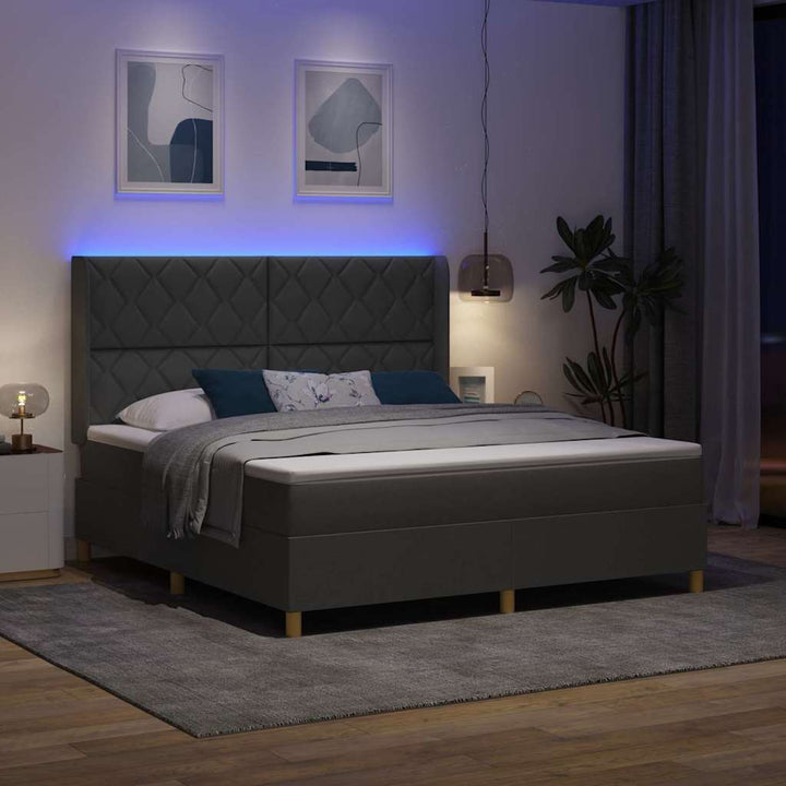 Box spring seng med LED-lysstrimler Grå 180 x 200 cm Stof