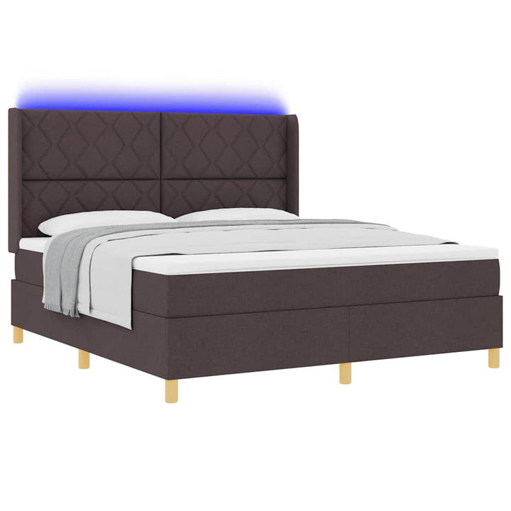 Box spring seng med LED-lysstrimler Brun 180 x 200 cm Stof