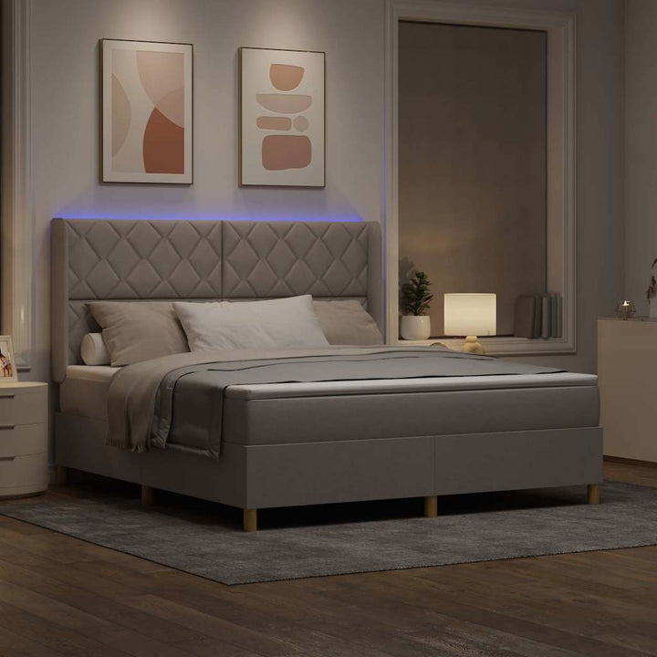 Box spring seng med LED-lysstrimler Gråbrun 180 x 200 cm Stof