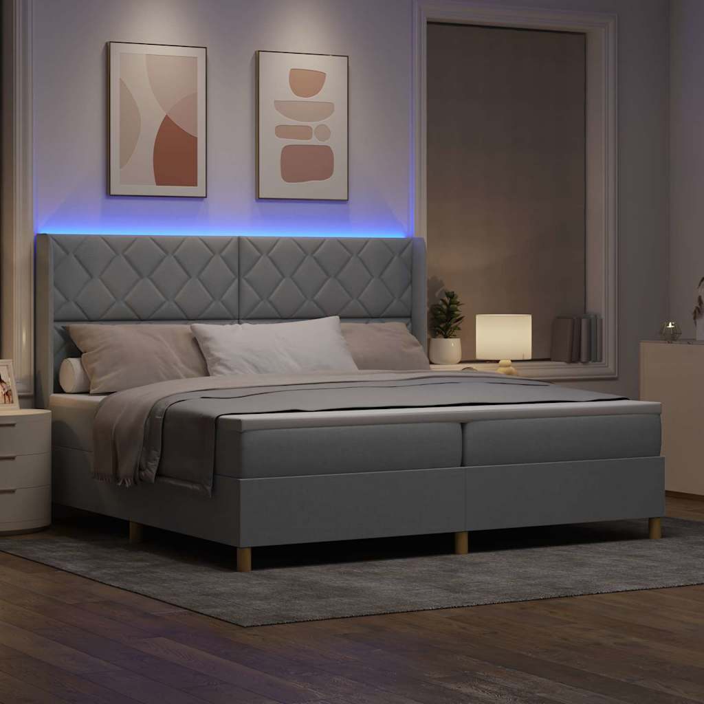 Box spring seng med LED-lysstrimler Lysegrå 200 x 200 cm Stof