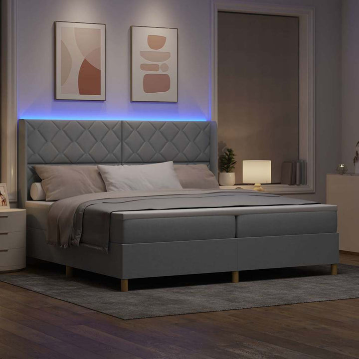 Box spring seng med LED-lysstrimler Lysegrå 200 x 200 cm Stof