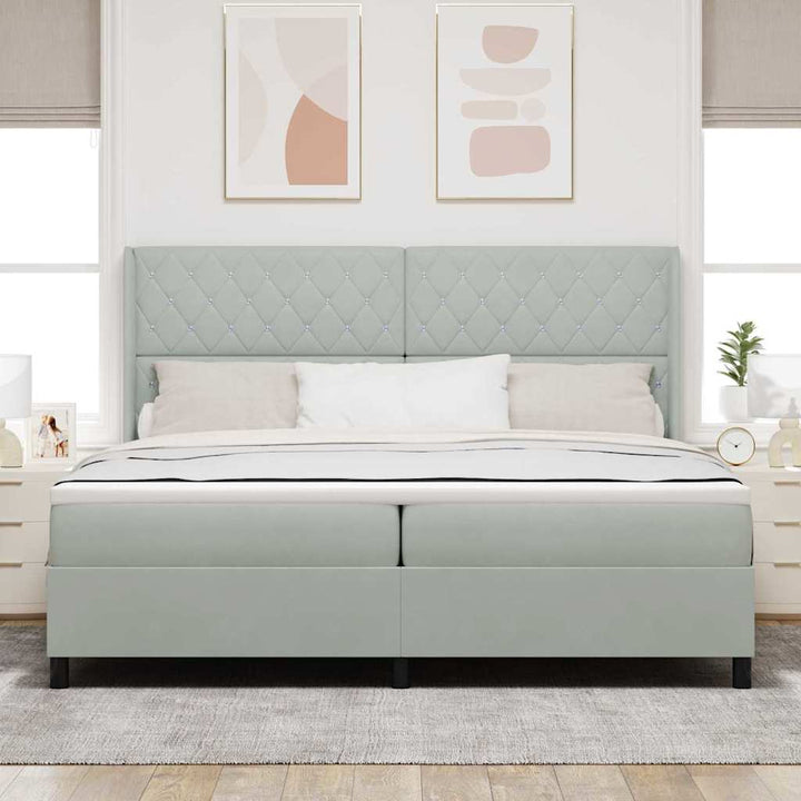 Box spring seng med madras med LED Lysegrå 200 x 200 cm Fløjl