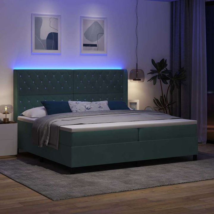Box spring seng med madras med LED Mørkegrøn 200 x 200 cm Fløjl