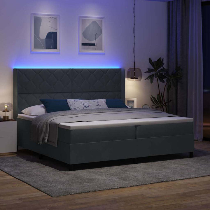 Box spring seng med LED-lysstrimler Mørkegrå 200 x 200 cm Fløjl