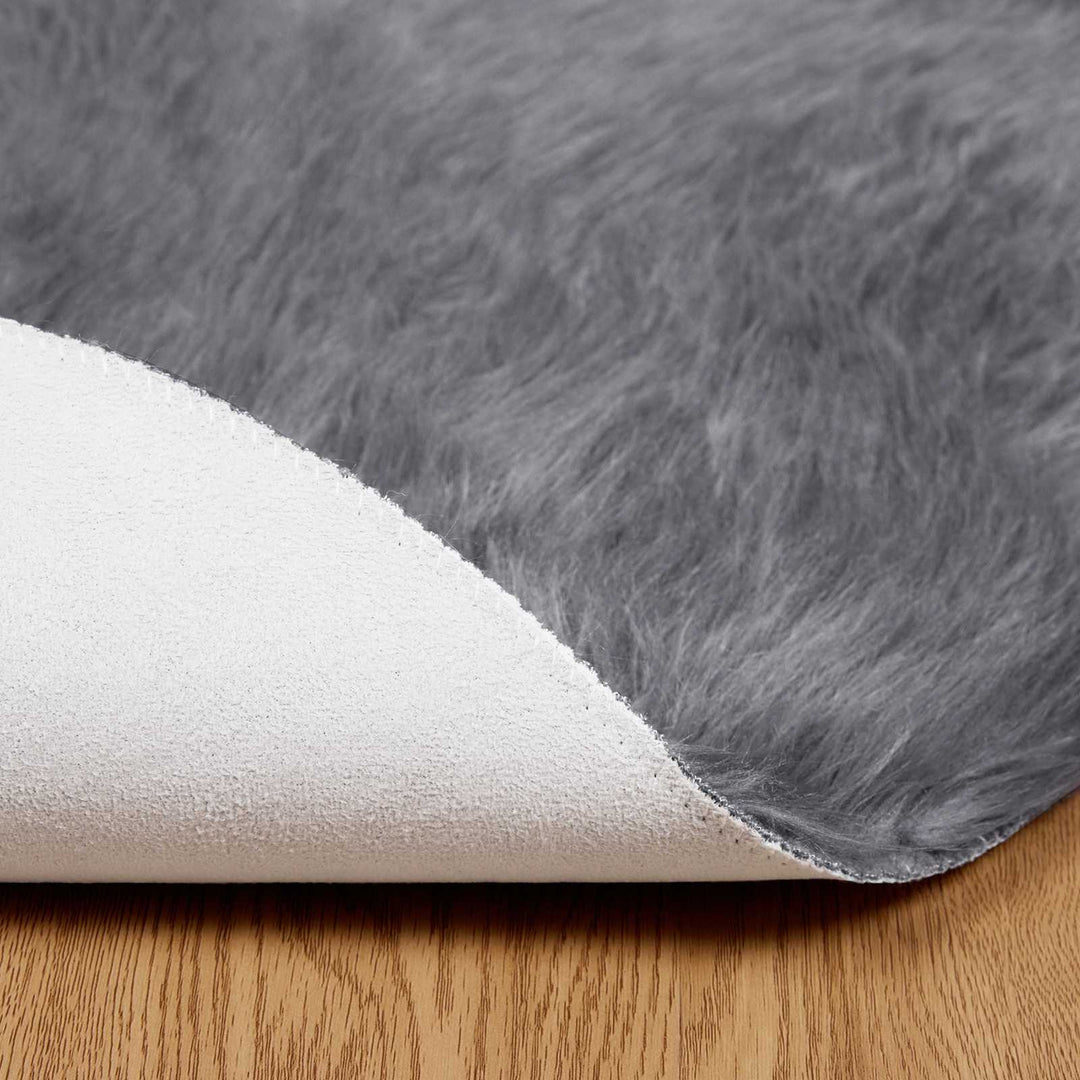 Fuskobbel lammeskindstæppe TAFALLA Antracit Ø 200 cm Polyester