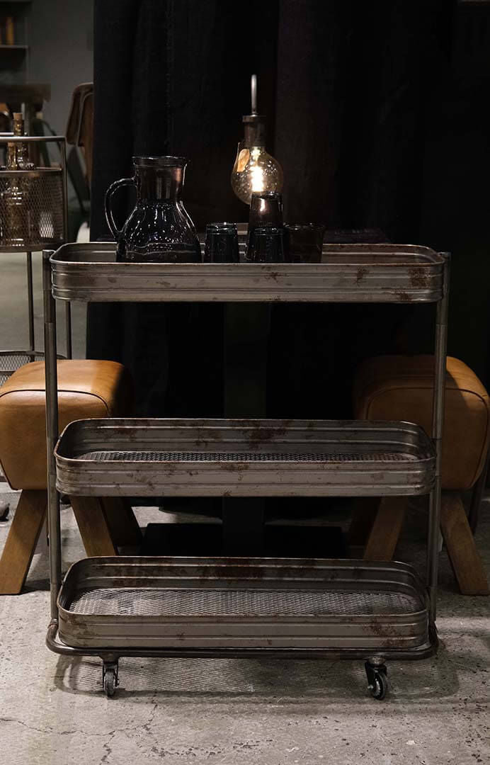 Trademark Living Vega rullebord - jern med klar lak